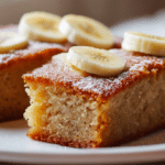 Un cake banane airfryer joliment doré, croustillant à l'extérieur et moelleux à l'intérieur.
